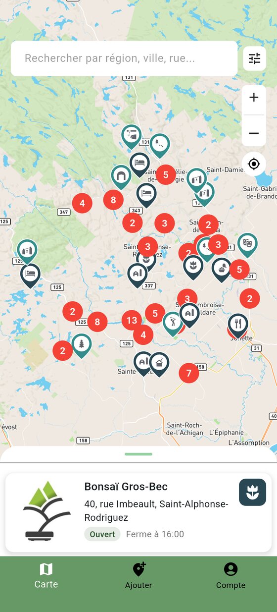 La carte SloNomad dans Lanaudière : chaque pin porte le glyphe de sa catégorie (hébergement, sentier, musée, galerie d'art, restaurant, salle de spectacle) et la fiche du Bonsaï Gros-Bec indique « Ouvert, ferme à 16:00 »